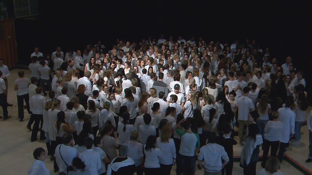 Des étudiants du Cégep de Sainte-Foy portent du blanc en guise de soutien à la communauté musulmane
