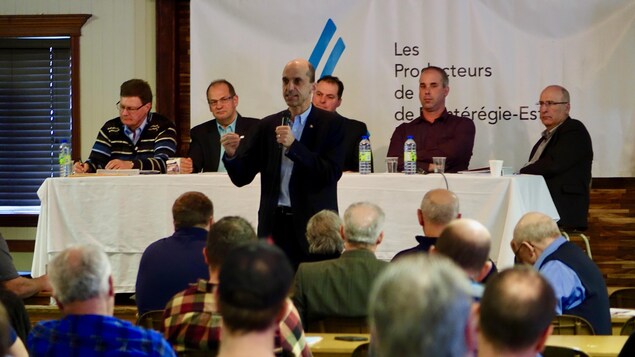 Le candidat à la direction du Parti conservateur, Steven Blaney, devant des producteurs laitiers de la Montérégie, mardi. Le candidat à la direction du Parti conservateur, Steven Blaney, devant des producteurs laitiers de la Montérégie, mardi.