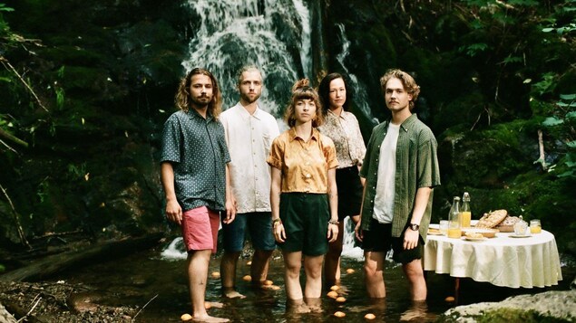 Bleu Kérosène lance L'artifice de l'aube, un deuxième album en quelques mois. On aperçoit cinq beaux jeunes devant une chute d'eau, l'été.