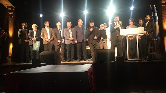 Le candidat à la direction du Bloc québécois Yves-François Blanchet entouré de députés et partisans.