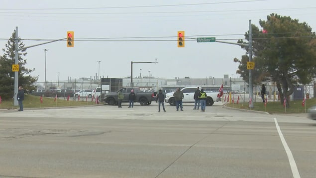 Des membres du syndicat Unifor bloquent l'entrée d'une usine d'assemblage à Windsor.