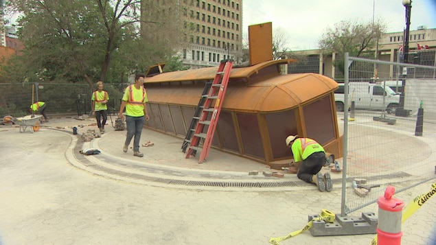 Un tramway d'acier rouillé sur son côté.