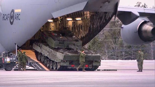 Un char d'assaut Leopard qui est monté dans un avion militaire.