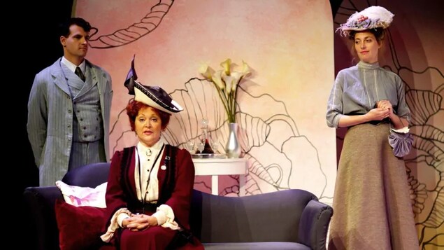 Trois acteurs sur scène lors d'une pièce de théâtre.