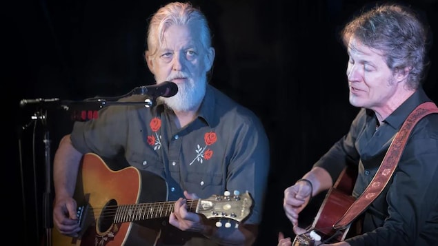 Des Premières Nations accueillent des artistes du groupe Blue Rodeo