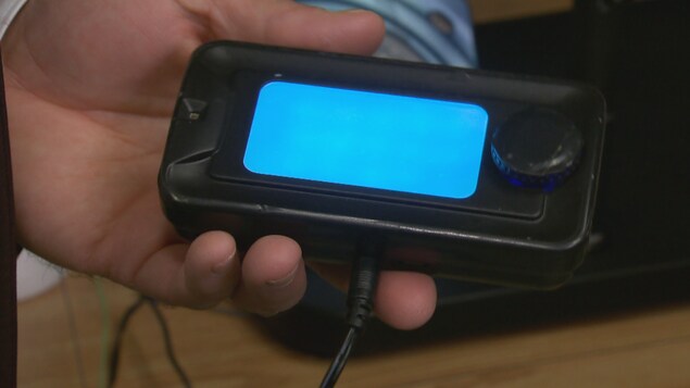 Un prototype d'appareil qui diffuse de la lumière bleue pour stimuler les conducteurs en proie à la fatigue au volant