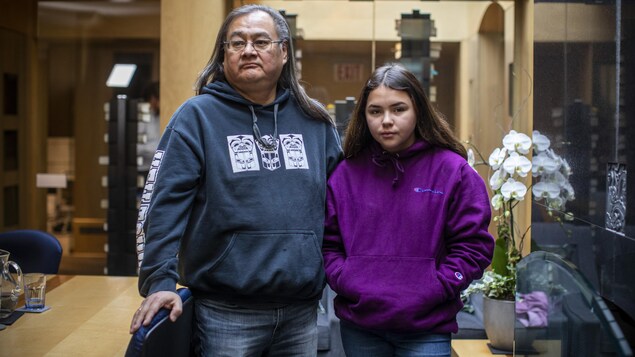 Deux policiers de Vancouver suspendus après avoir menotté une Autochtone de 12 ans