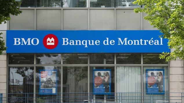 Logo ng Bank of Montreal sa gusali.