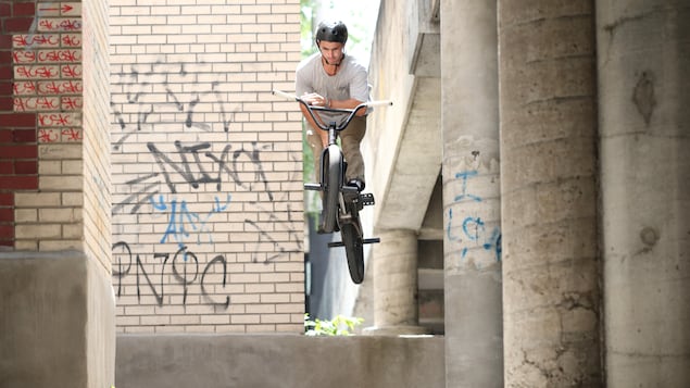 Un garçon en BMX. Un garçon en BMX.