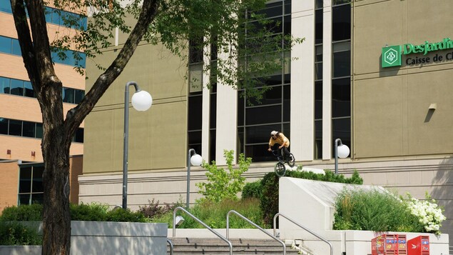 Un jeune a vélo près des escaliers. Un jeune a vélo près des escaliers.