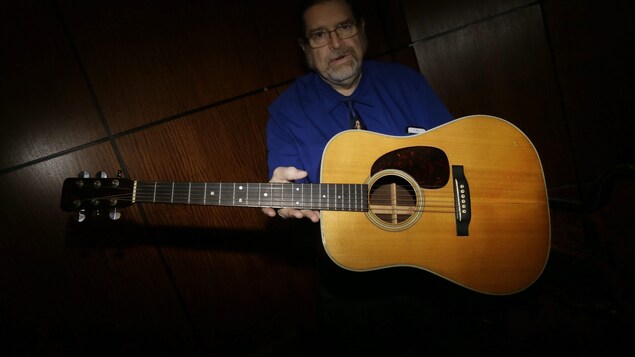 Le spécialiste d'articles de collection musicaux Garry Shrum montre la guitare acoustique Martin D-28 1963, ayant appartenu à Bob Dylan, qui a été vendue. Le spécialiste d'articles de collection musicaux Garry Shrum montre la guitare acoustique Martin D-28 1963, ayant appartenu à Bob Dylan, qui a été vendue.