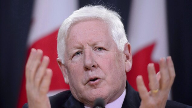 Bob Rae tend les mains vers le haut.