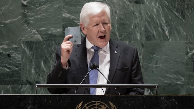 Bob Rae sur la tribune de l'Assemblée générale de l'ONU.