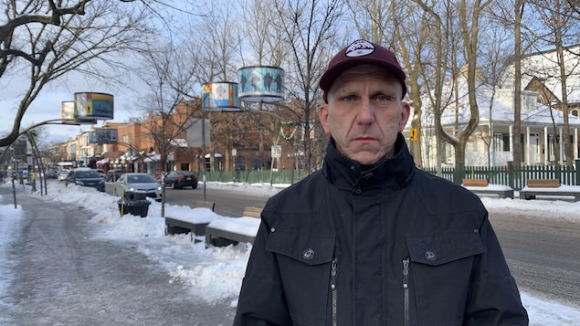 Bob Welch sur le lieu de sa présumée agression sur l'avenue Cartier, à Québec.