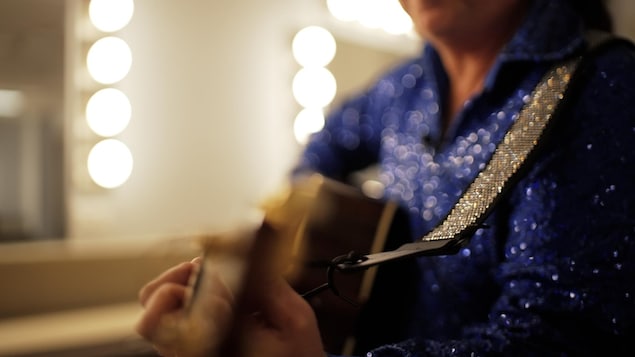 Un homme joue de la guitare