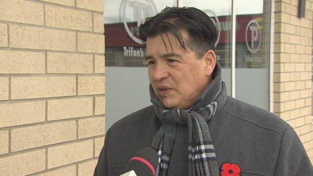 Bobby Cameron s'adresse au journaliste. Bobby Cameron s'adresse au journaliste.