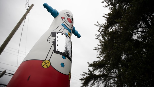 Une sculpture de clown avec un miroir.