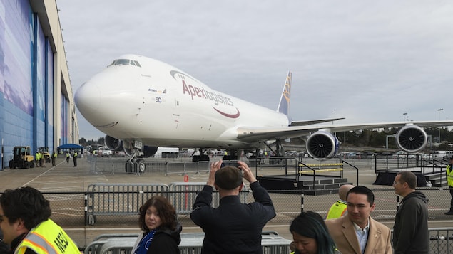 Des gens prennent un Boeing 747 en photo.