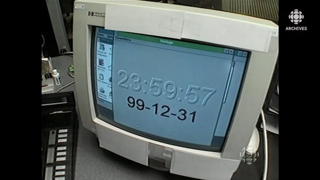 Un écran d'ordinateur affiche 23 heures 59 minutes.