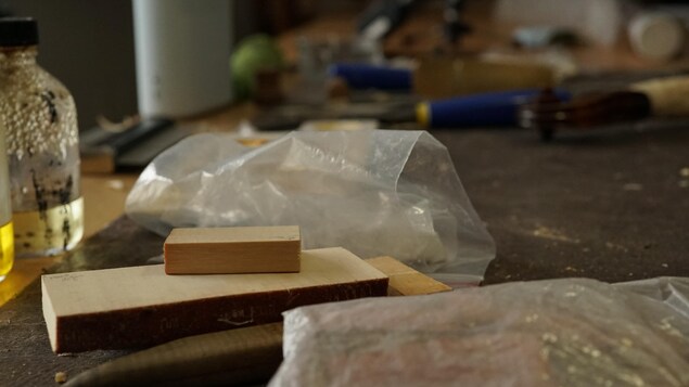 Des échantillons de bois sur une table.