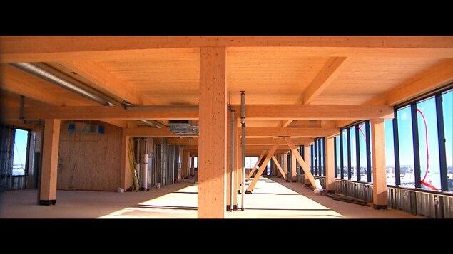 Un immeuble de bureaux sur le bord de l'autoroute 20 à Saint-Hyacinthe Un immeuble de bureaux sur le bord de l'autoroute 20 à Saint-Hyacinthe