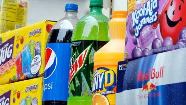 Des boissons sucrées sur les tablettes d'un commerce.