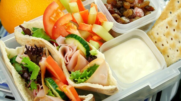 Une boîte à lunch composée d'aliments variés. Une boîte à lunch composée d'aliments variés.