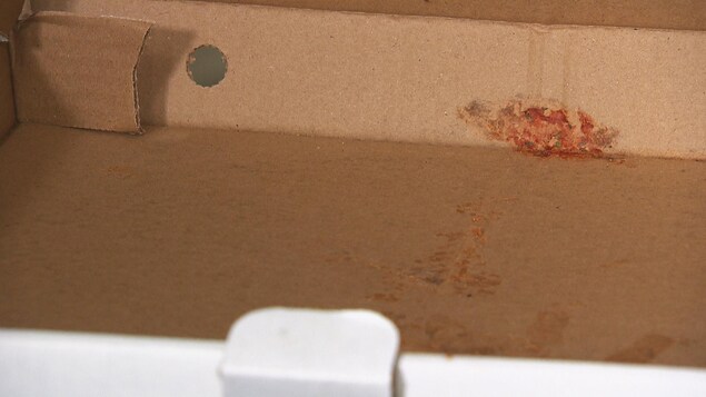 Une boîte de pizza tâchée.