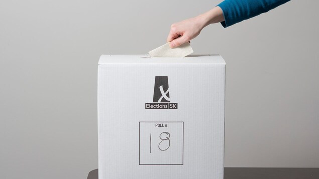 Une boîte de scrutin dans laquelle déposer son vote lors d'une élection en Saskatchewan.