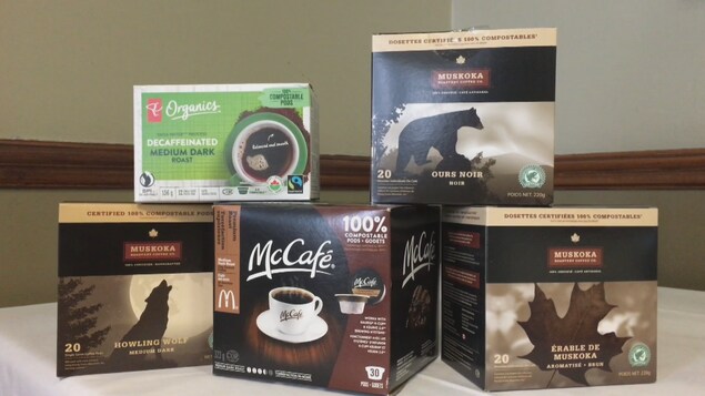 Des boîtes de capsules de café compostables sur une table. Des boîtes de capsules de café compostables sur une table.