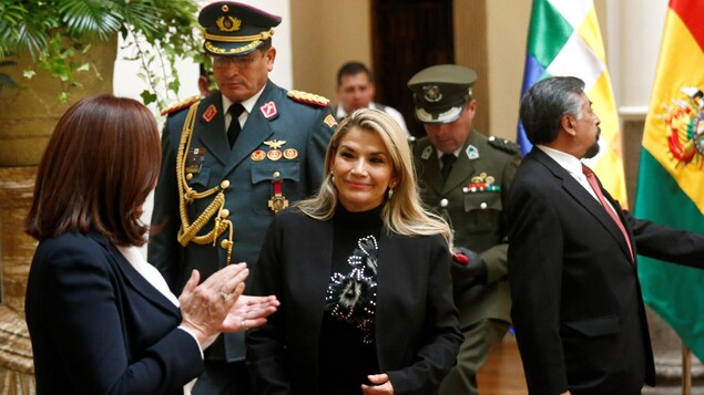 La présidente intérimaire Jeanine Añez accompagnée entre autres de deux militaires.