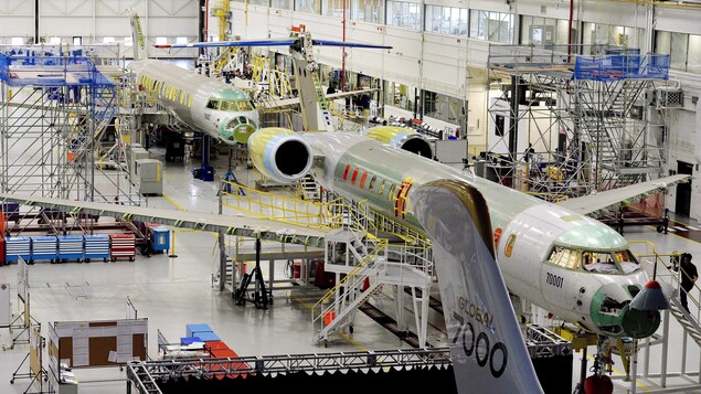 Des avions en construction dans un hangar