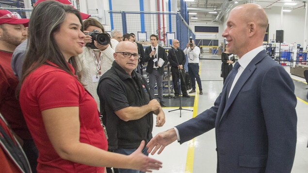Le PDG de Bombardier, Alain Bellemare, en compagnie d'une employée du centre de finition de l'appareil Global 7000. Le PDG de Bombardier, Alain Bellemare, en compagnie d'une employée du centre de finition de l'appareil Global 7000.