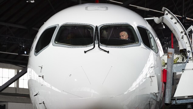 Le PDG de Swiss International Airlines, Thomas Kluehr, assis aux commandes d'un C Series de Bombardier. Le PDG de Swiss International Airlines, Thomas Kluehr, assis aux commandes d'un C Series de Bombardier.