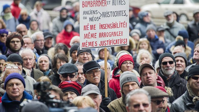 Foule de manifestants devant le siège social de Bombardier à Montréal