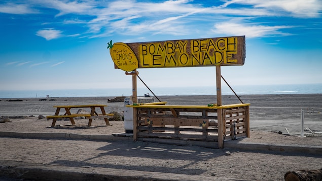 Un kiosque à limonade sur la plage asséchée.
