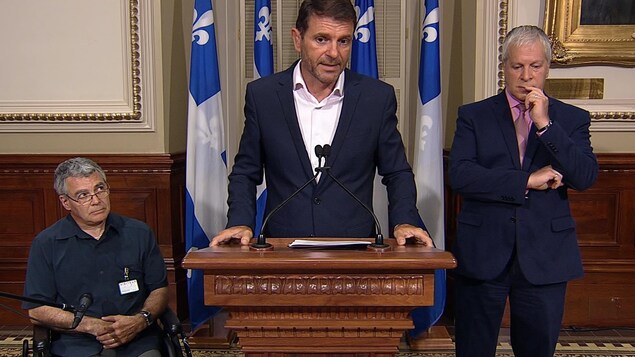 Les députés caquistes François Bonarel (centre), François Paradis (droite) et M. Yvon Cournoyer. Les députés caquistes François Bonarel (centre), François Paradis (droite) et M. Yvon Cournoyer.