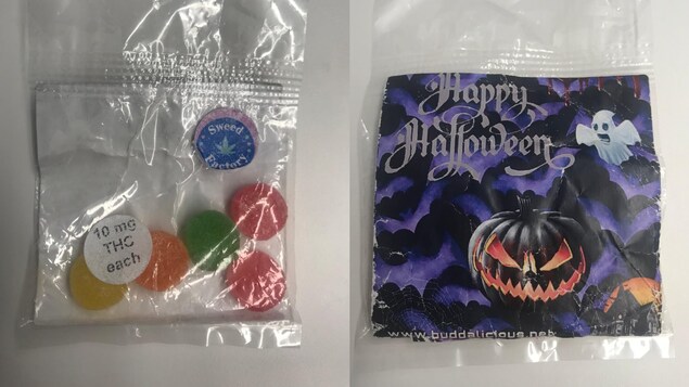 Un sachet en plastique décoré d'une citrouille d'Halloween et contenant quatre jujubes au cannabis.