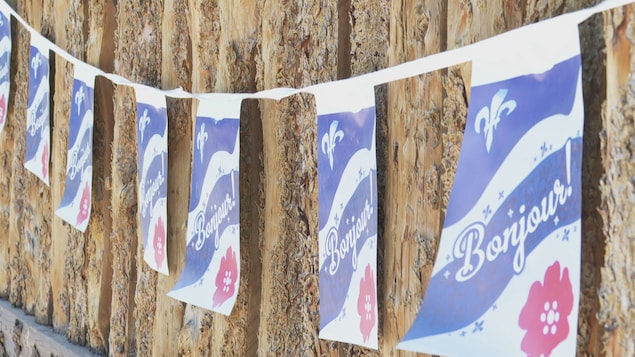 Une banderole de petit drapeau où il est écrit « Bonjour ».