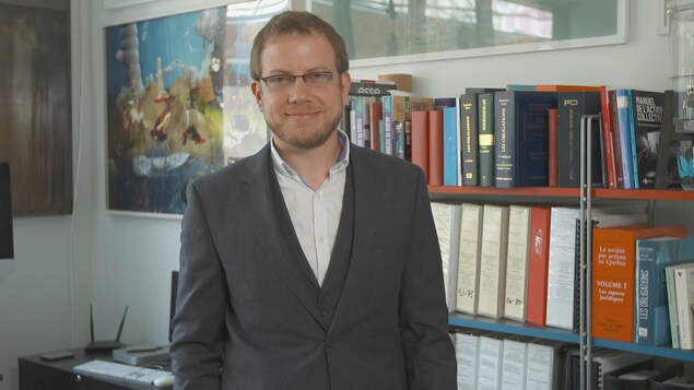 Cory Verbauwhede en complet debout dans son bureau. Cory Verbauwhede en complet debout dans son bureau.