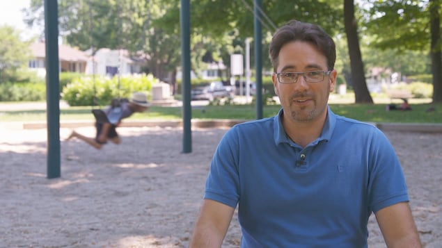 Cédric Budry dans un parc. Cédric Budry dans un parc.