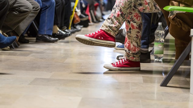 Les jambes de patients dans une salle d'attente médicale. Les jambes de patients dans une salle d'attente médicale.