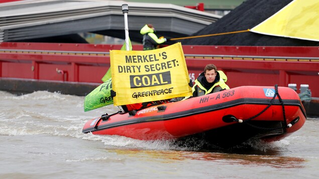 Des militants manifestent sur le Rhin contre la politique d'Angela Merkel sur le charbon, à Bonn, en Allemagne.
Des militants manifestent sur le Rhin contre la politique d'Angela Merkel sur le charbon, à Bonn, en Allemagne.