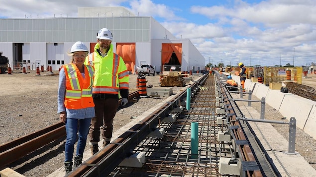 Des conseillers municipaux de Mississauga poussent pour un prolongement du train léger