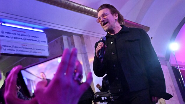 Bono chante la paix dans le métro de Kiev