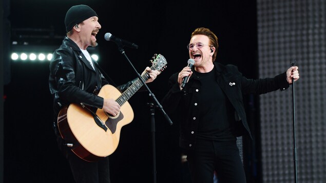 Bono et The Edge du groupe U2 chantent le succès «One».