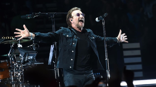 Le chanteur de U2, Bono, chante, les bras écartés, lors d'un concert à Nashville, dans le Tennessee. Le chanteur de U2, Bono, chante, les bras écartés, lors d'un concert à Nashville, dans le Tennessee.