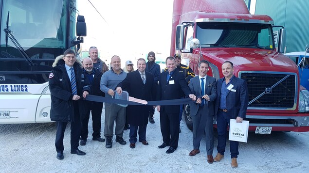 De gauche à droite – Jean-Pierre Nadon (directeur du Collège Boréal à Timmins), Camille Fortier (directeur, Tru-Nor Trucking Centres), Chris Byrnes (Tisdale Bus Lines), Gilles Bisson (député provincial), Daniel Giroux (président Collège Boréal), Steve Black (maire de Timmins), Brian Vaillancourt (vice-président du Développement des affaires Collège Boréal), Jamie Clark (président de la Chambre de commerce de Timmins) et quelques étudiants du Collège Boréal. De gauche à droite – Jean-Pierre Nadon (directeur du Collège Boréal à Timmins), Camille Fortier (directeur, Tru-Nor Trucking Centres), Chris Byrnes (Tisdale Bus Lines), Gilles Bisson (député provincial), Daniel Giroux (président Collège Boréal), Steve Black (maire de Timmins), Brian Vaillancourt (vice-président du Développement des affaires Collège Boréal), Jamie Clark (président de la Chambre de commerce de Timmins) et quelques étudiants du Collège Boréal.