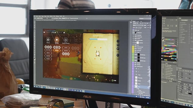 Un document Photoshop ouvert sur un écran d'ordi d’un projet de menu au poste de travail d’Yvan Isnard Un document Photoshop ouvert sur un écran d'ordi d’un projet de menu au poste de travail d’Yvan Isnard