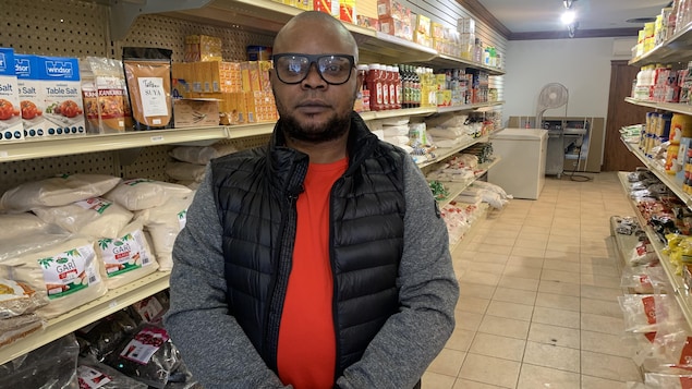 Boris Bilicky dans une rangée de son épicerie spécialisée.